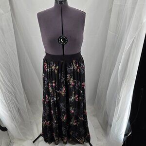725-10 Torrid Black Floral Holiday Rose Chiffon Maxi skirt Size 2 18/20